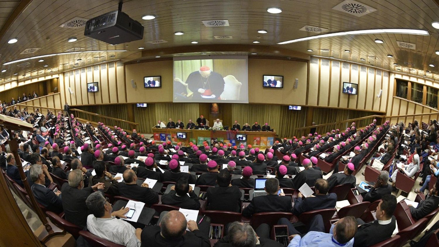Sinodi, imzot marin: vend bashkimi për karizmat e ndryshme, jo konflikti ideologjik - vatican news