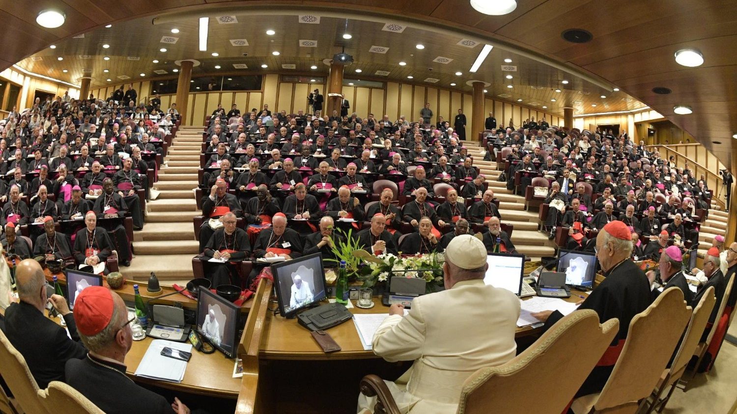 Nyhet Synoden inleds i de lokala församlingarna Vatican News