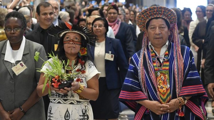 La processione iniziale della Santa Messa di chiusura del Sinodo dei vescovi per l'Amazzonia