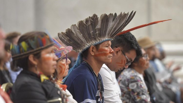 Indígenas na Basílica de São Pedro durante missa de encerramento do Sínodo para a Amazônia