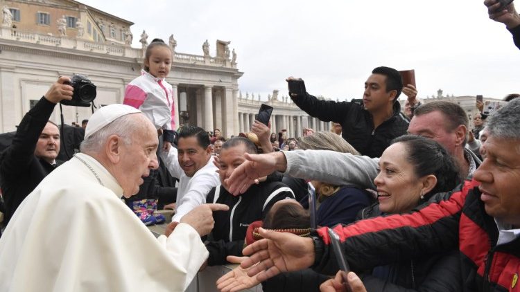 Папа приветствует верующих на площади