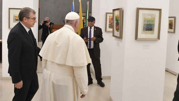  Папа оглядає виставку