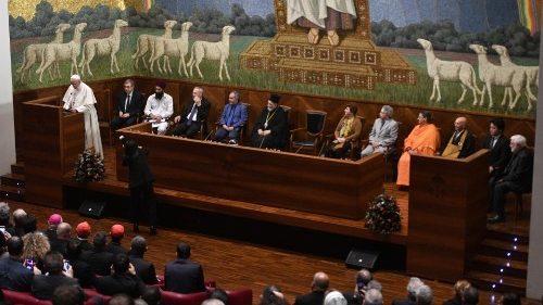 Il Papa alla Lateranense: compiere ogni sforzo per inaugurare un'era di pace
