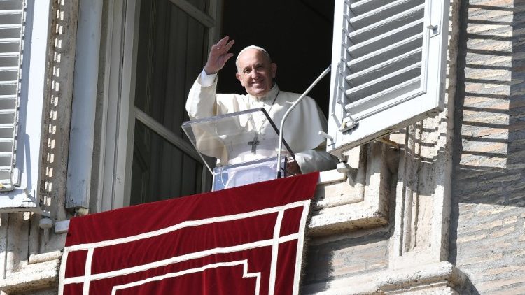 Ferenc pápa az Úrangyala elimádkozásakor az Apostoli Palota dolgozószobájának ablakában