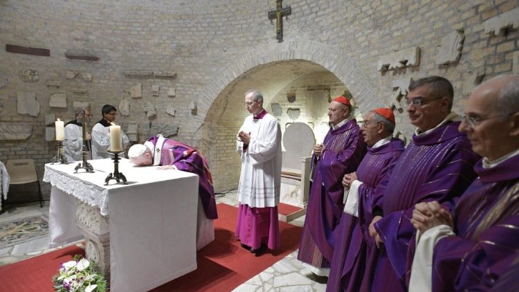 Le Pape embrassant l'autel lors de la messe du 2 novembre 2019 aux Catacombes de Priscille.