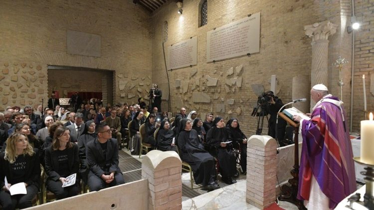 El Papa celebra la Santa Misa por los difuntos en las Catacumbas de Santa Priscila en la Via Salaria de Roma