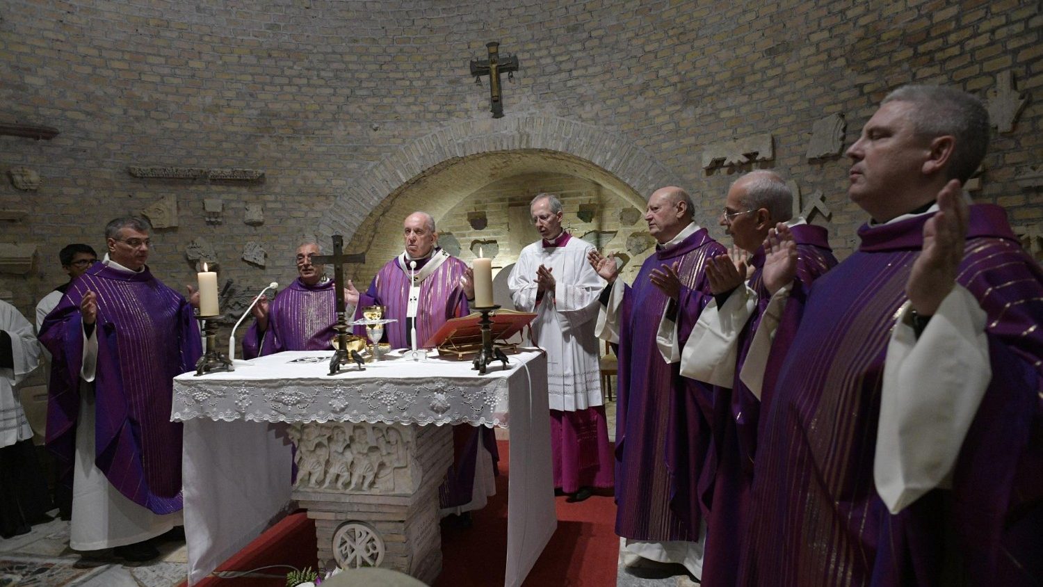 Pope at All Souls’ Mass: The Christian’s place is in the wounded hands of God
