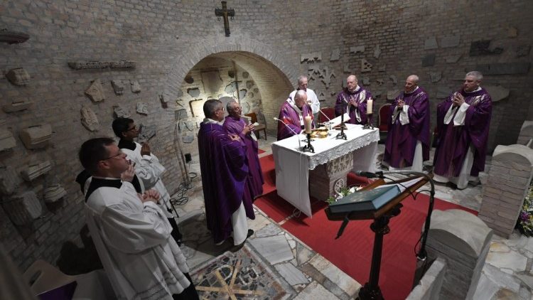 Papież sprawuje Mszę w Katakumbach Pryscylli