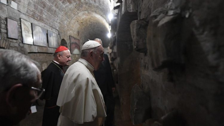 Popiežius Pranciškus Priskilės katakombose