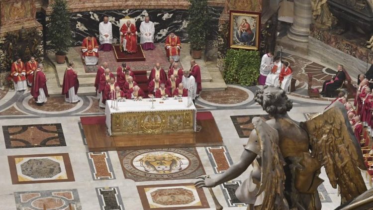 Ferenc pápa szentmisét mutat be a Szent Péter-bazilikában