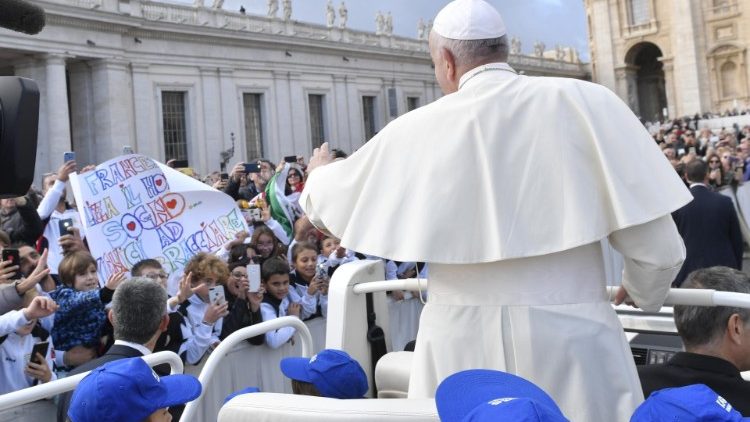 Le Pape François saluant les pèlerins lors de l'audience générale du 6 novembre 2019.