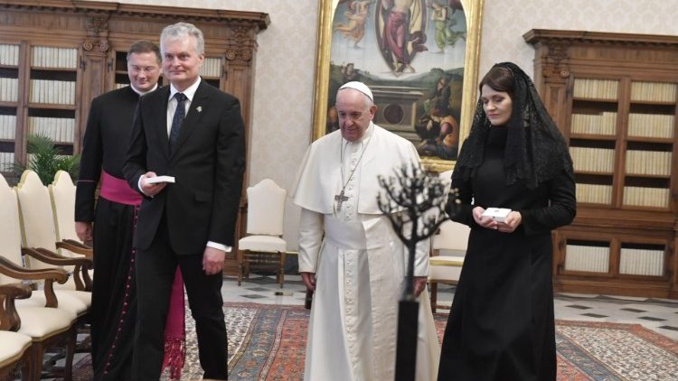 Le Pape François avec le président lituanien et son épouse, le 8 novembre 2019 au Vatican.