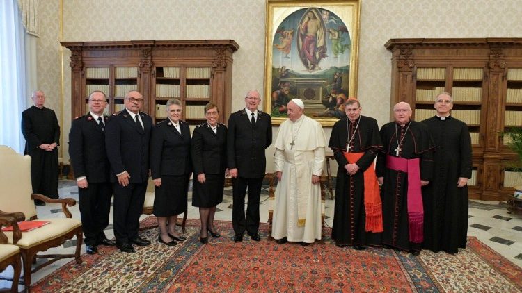 Der Papst und die Delegation der Heilsarmee