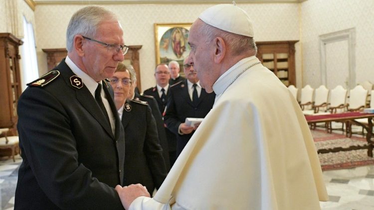 Папа с Брайаном Педдлом, генералом Армии спасения