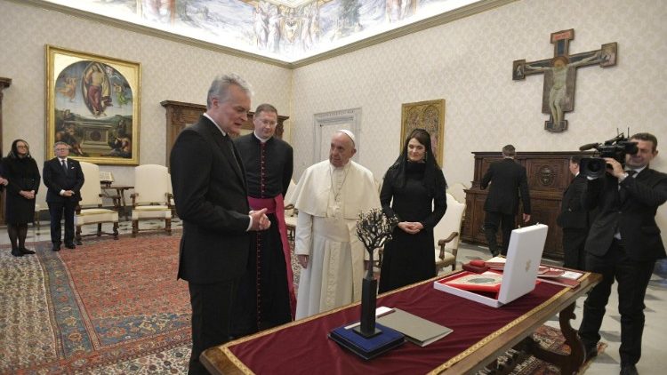 Durante a audiência, houve troca de presentes entre o Papa e o presidente