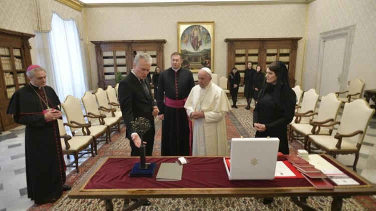 البابا فرنسيس مستقبلاً رئيس جمهورية ليتوانيا السيد غيتاناس ناوزيدا 08 تشرين الثاني نوفمبر 2019