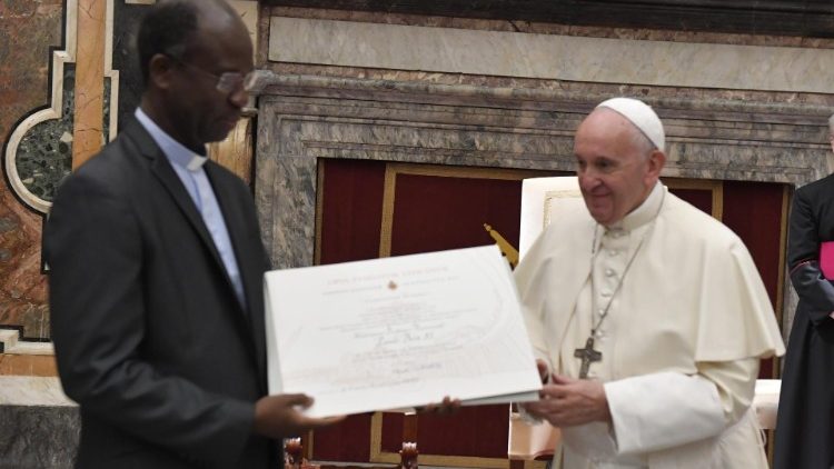 Béré atya a Ratzinger-díjjal