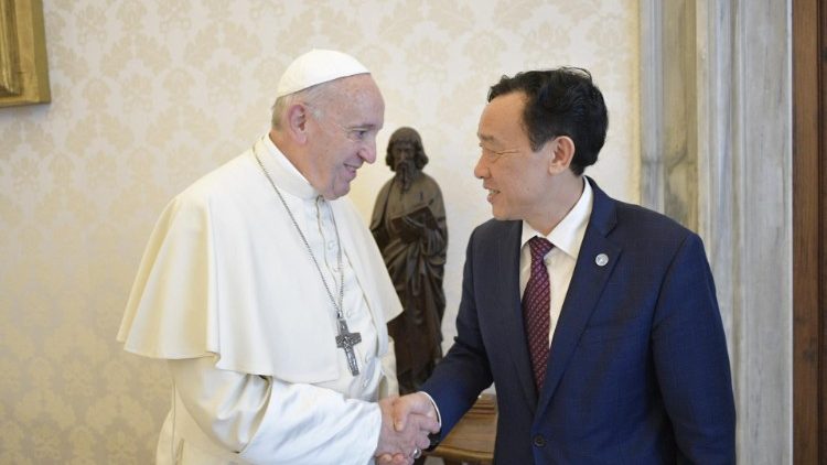 Papa Francisco con el Director General de la FAO, Qu Dongyu.