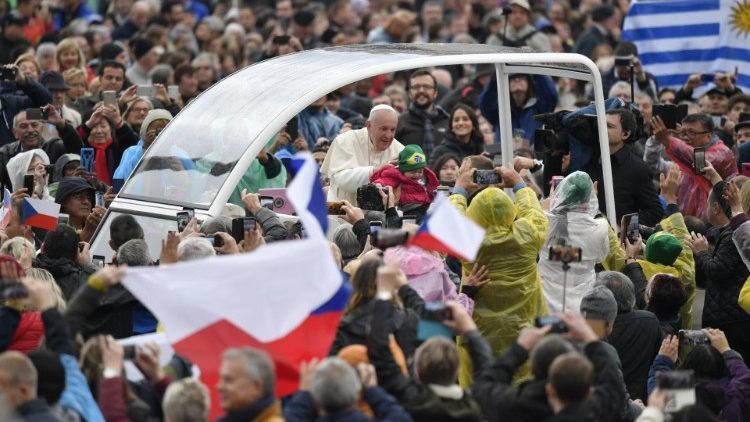 Papa Franjo usred mnoštva vjernika u prigodi opće audijencije srijedom; 13. studenog 2019.
