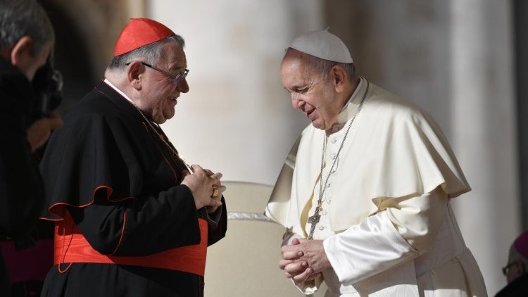 Papež František s kardinálem Dukou při generální audienci 13. 11. 2019