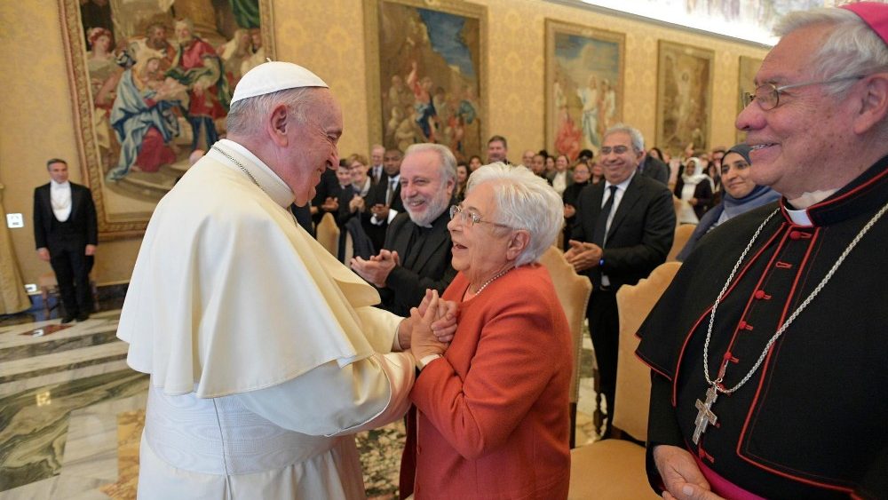 Papa Francesco  saluta Maria Voce nell'udienza all'Istituto Universitario Sophia di Loppiano, 14 novembre 2019