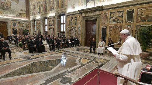 Il Papa: bandire dalla faccia della terra ogni tipo di abuso sui minori