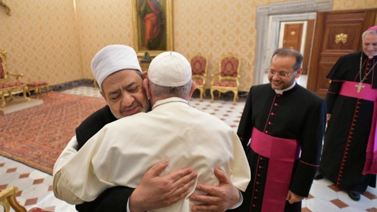 Папа Франциск и верховный имам Аль-Азхара д-р Ахмад Аль-Тайиб на встрече в Ватикане (15 ноября 2019 г.)