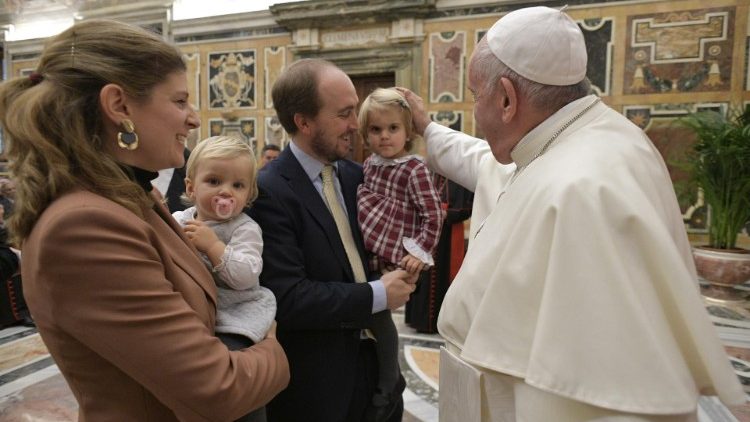 Popiežius sveikina šeimą