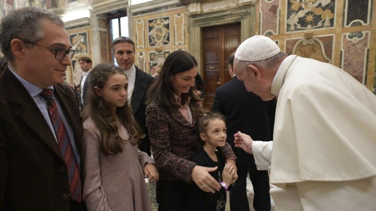 教宗接见圣座平信徒、家庭和生命部全体大会与会者