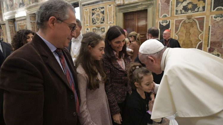 Le Pape saluant une famille lors de l'audience au Dicastère pour les Laïcs, la Famille et la Vie.