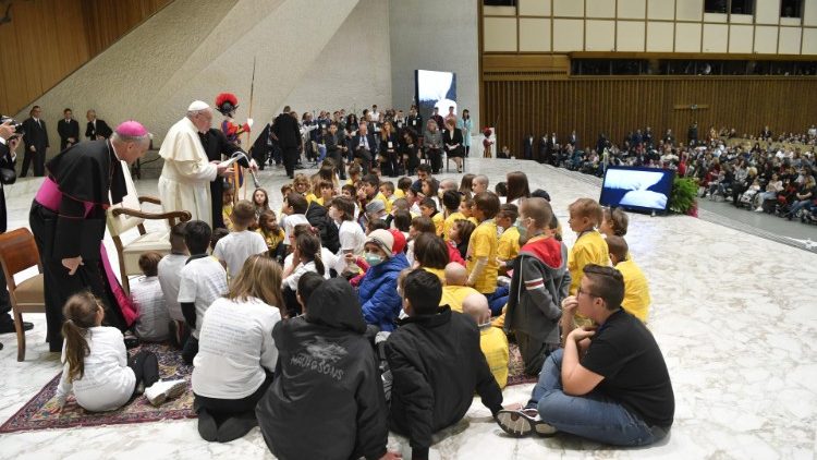 Kinder beim Papst