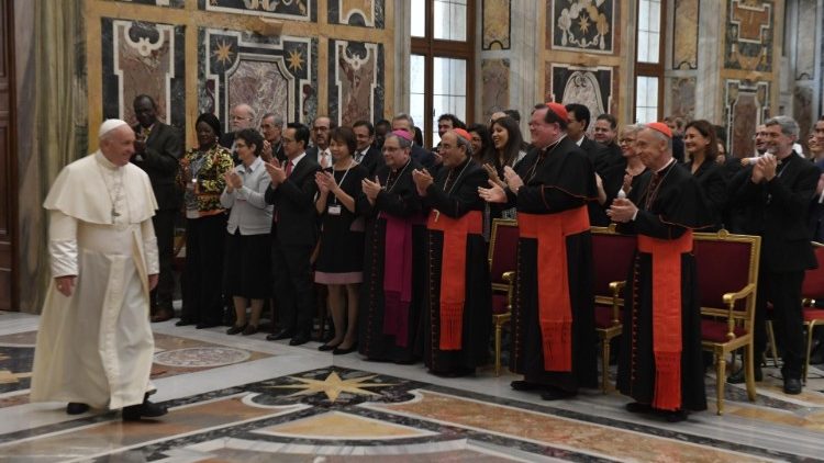 Папа падчас сустрэчы з прадстаўнікамі Дыкастэрыі па справах свецкіх, сям'і і жыцця