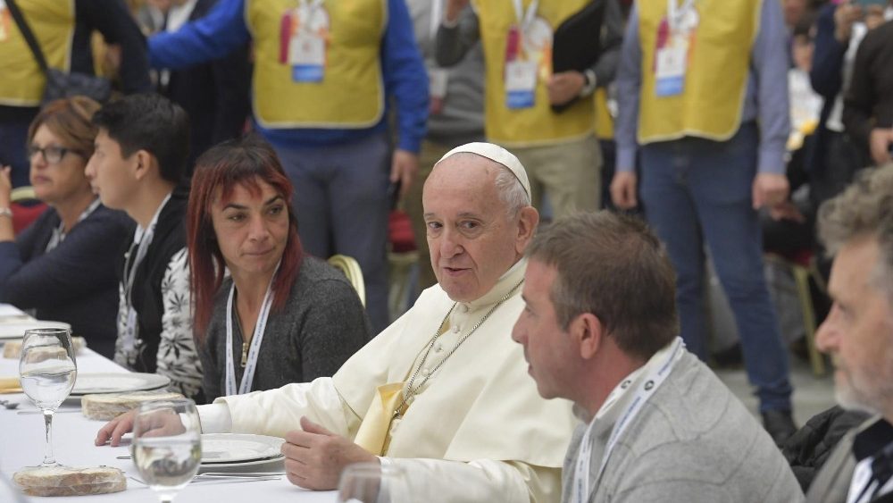 Papa Francesco a pranzo con i poveri nella Giornata del 2019