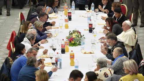 Il pranzo del Papa con i poveri. Un momento di famiglia 