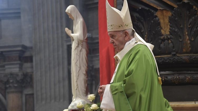 Papst Franziskus bei der Heiligen Messe zum Welttag der Armen