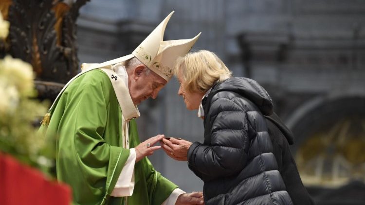 Le Pape François recevant les offrances lors de la messe pour la Journée mondiale des pauvres, le 17 novembre 2019.