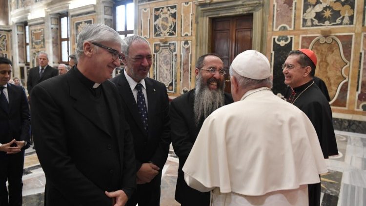 Ferenc pápa az argentin vallásközi párbeszéd intézet szervezte találkozó résztvevőivel