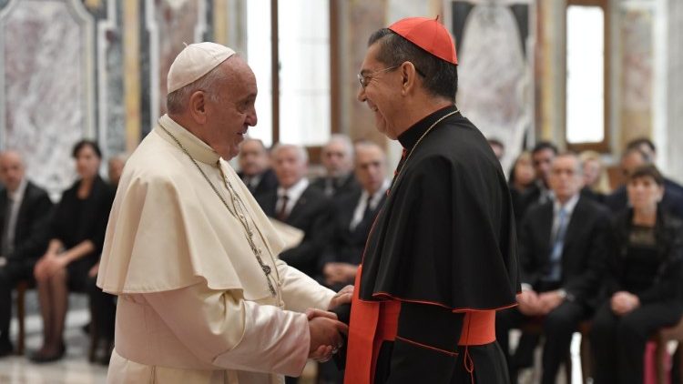 Papež Frančišek in kardinal Miguel Ángel Ayuso Guixot med avdienco udeležencem srečanja za medverski dialog.