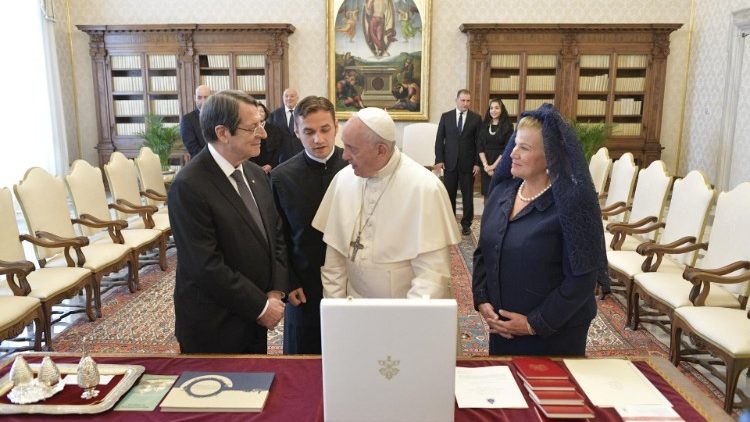 Le Pape François et le président de l'État chypriote, lundi 18 novembre au Vatican. 