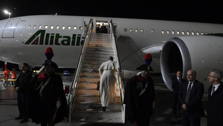  Fiumicino, Papa francesco sale la scaletta dell'aereo che lo porterà in Thailandia