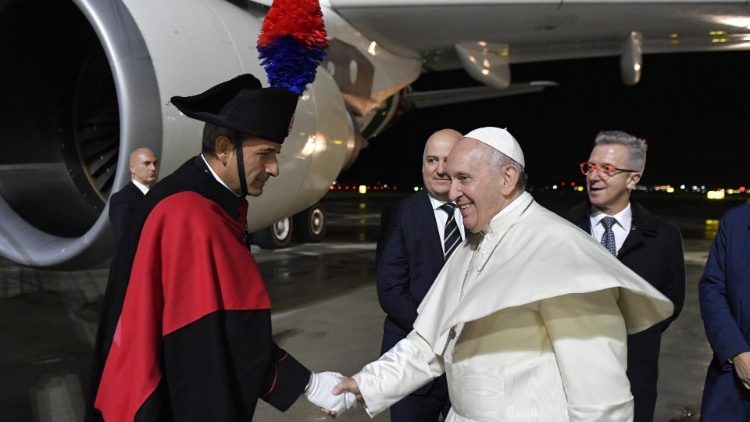  Ai piedi dell'aereo, Papa Francesco saluta un carabiniere in alta uniforme