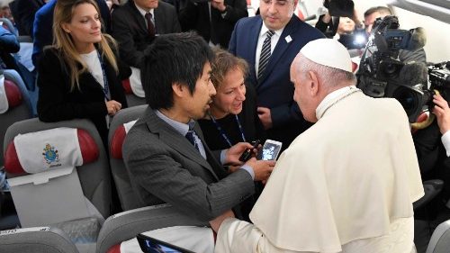 Il Papa in aereo ai giornalisti: fate conoscere queste culture lontane dall'Occidente