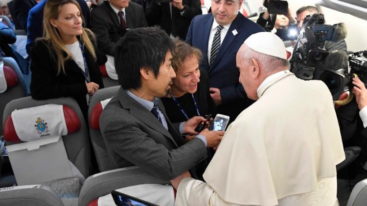 Папа Франциск с журналисти на борда на самолета при визитата му в Тайланд и Япония