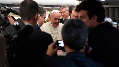 Papa: gazetaria e mirë kërkon aftësinë për të dëgjuar