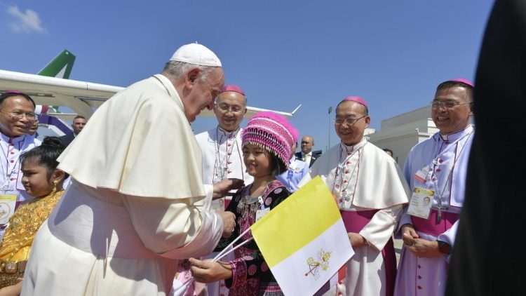 Ferenc pápa érkezése a bangkoki repülőtérre