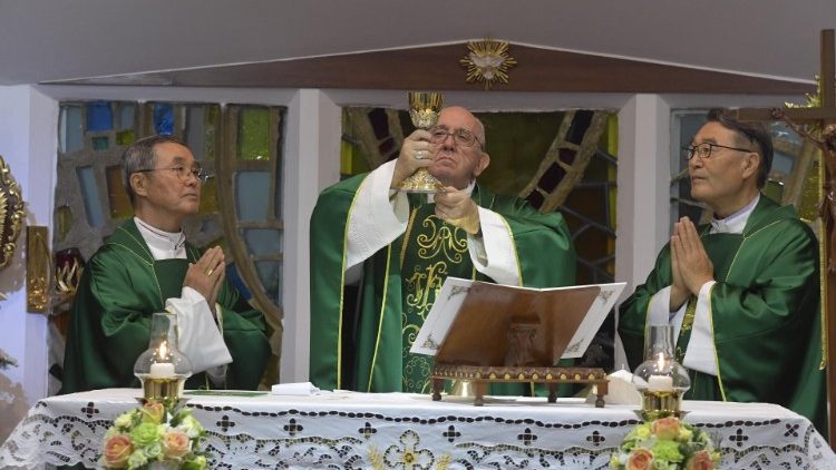 Mgr Paul Tschang In-Nam, ici à gauche sur l'image lors de l'eucharistie concélébrée avec le Pape, le 20 novembre 2019 à la nonciature apostolique à Bangkok.