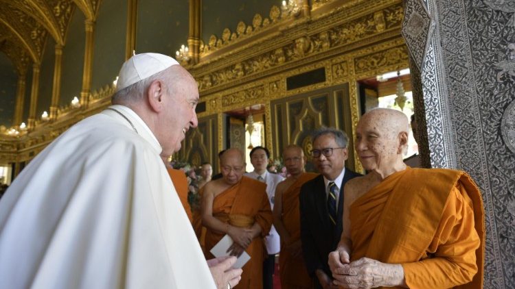 Papež Frančišek in patriarh budistov na Tajskem.