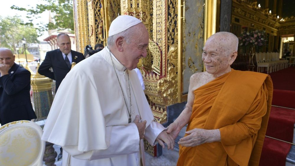 Papa përshëndet Patriarkun Suprem të Budistëve gjatë udhëtimit të tij apostolik në Tajlandë dhe Japoni (2019)
