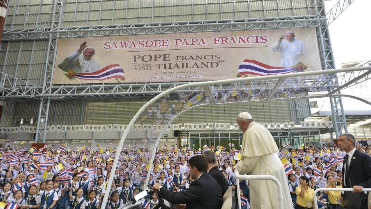 教宗方濟各受到泰國天主教信友和佛教徒的熱烈歡迎