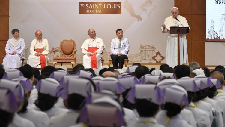 Papst Franziskus spricht zum Personal des St. Louis Hospital in Bangkok